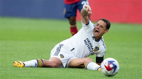 LA Galaxy star “Chicharito” Hernández tears ligament in right knee